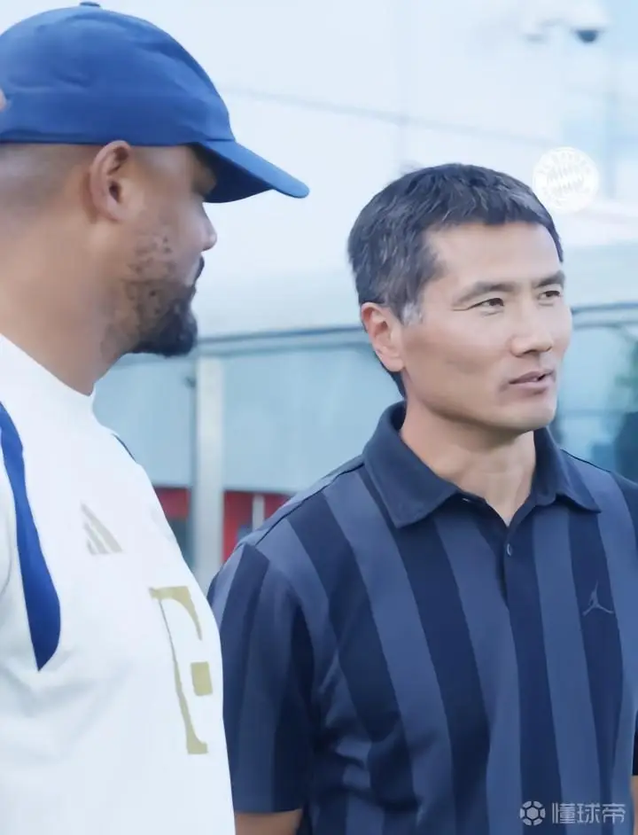 邵佳一观看拜仁训练并向孔帕尼介绍：我们U23和U17有不错潜力