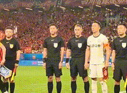 马宁重返赛场再遇韦世豪，后者合影后迅速离开