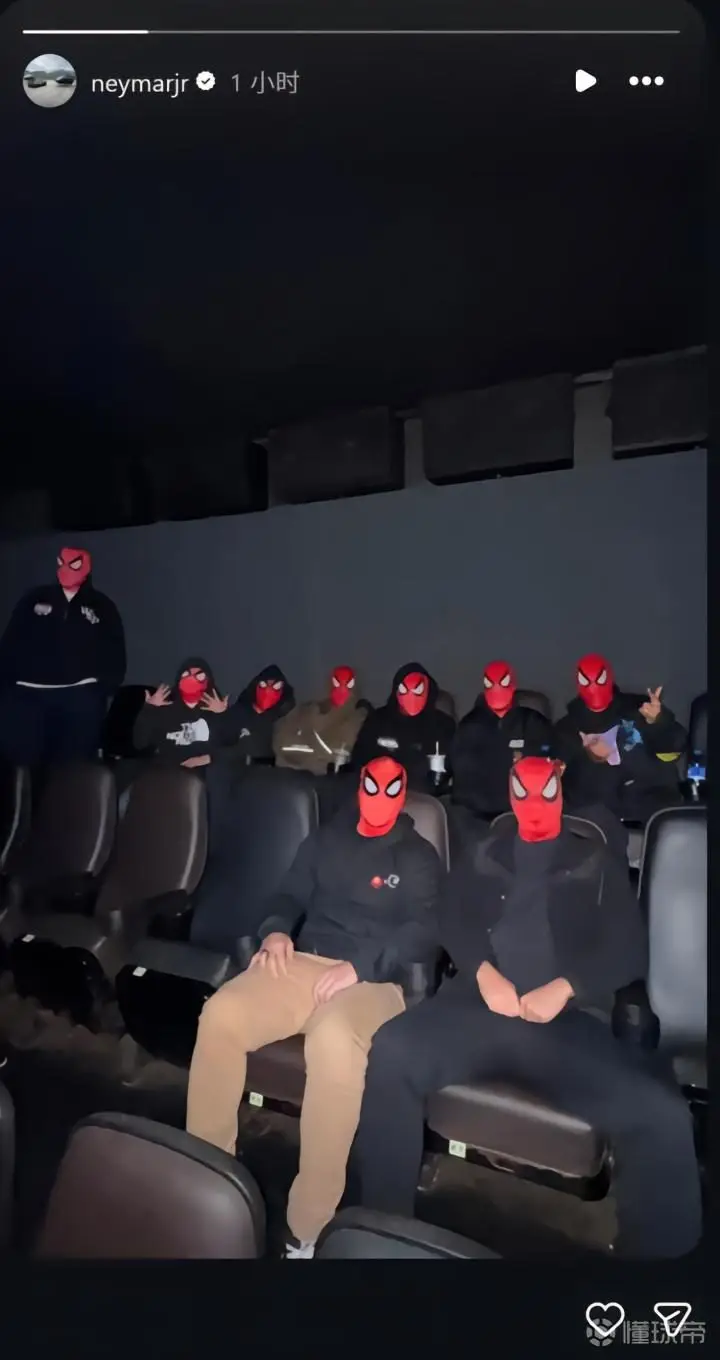 内马尔在影院戴蜘蛛侠头套庆祝新片上映